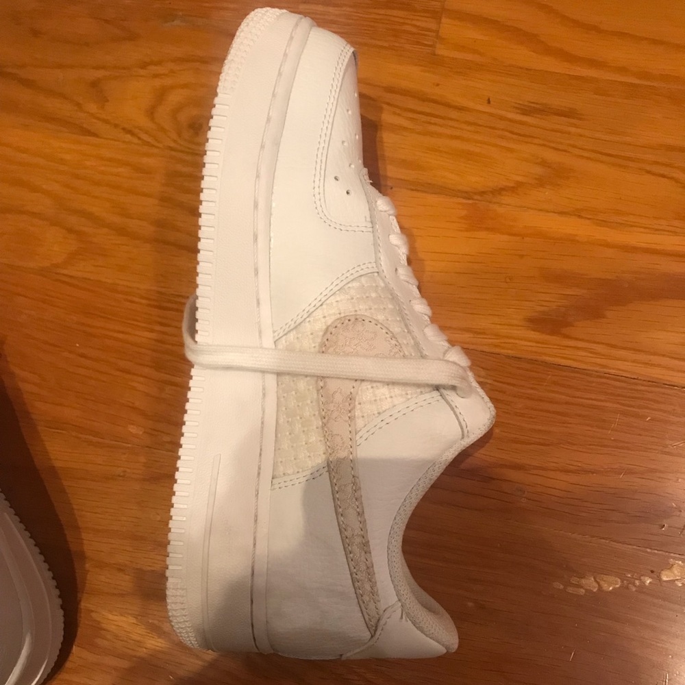Nike shoes barely worn!!